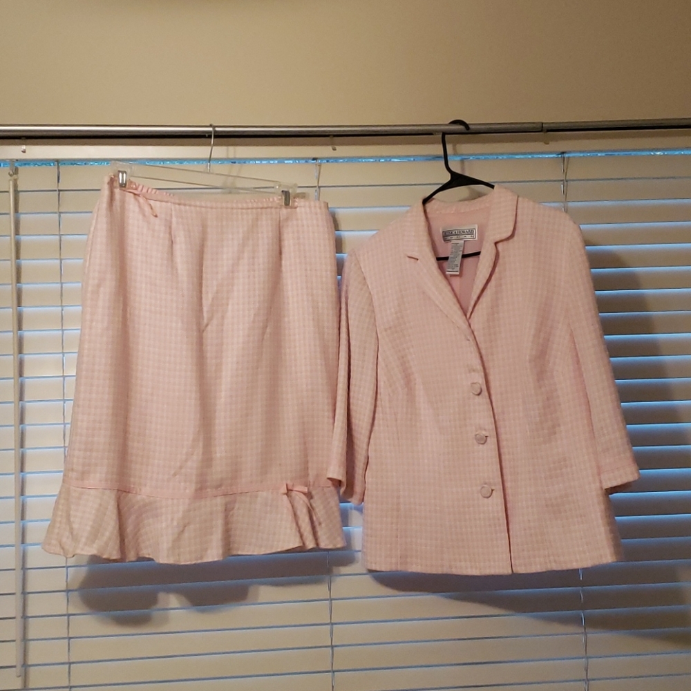 Jessica Howard suit